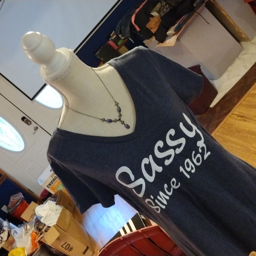 SZ LG Ladies VERY IMPORTANT TEE READS "SASSY SINCE 1962" CUTE AS HECK!